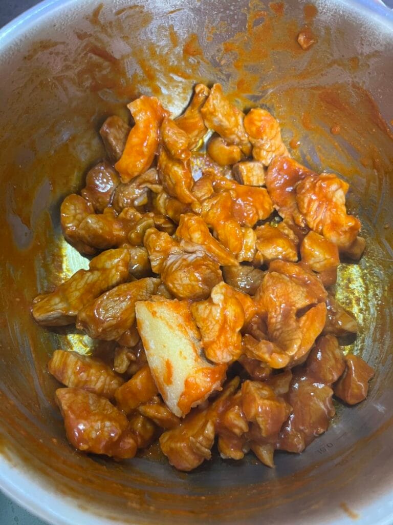 다진마늘, 고추장 넣고 볶기