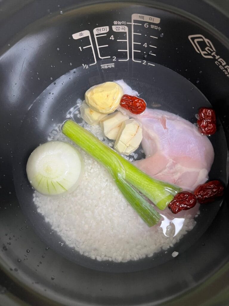내솥에 삼계탕 재료 넣은 것