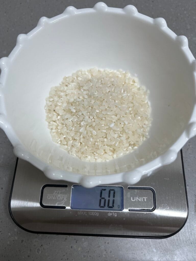 저울 위의 쌀 계량한 것