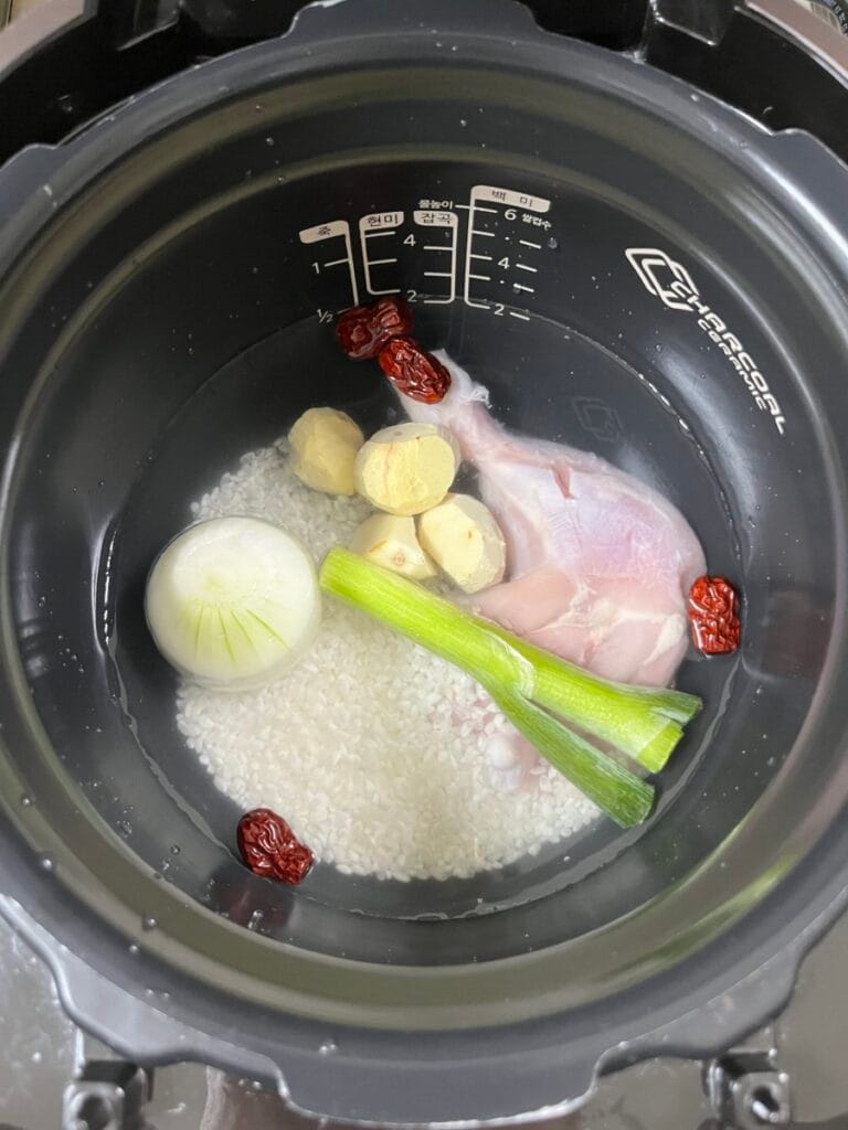 재료가 담긴 내솥을 밥솥에 넣기
