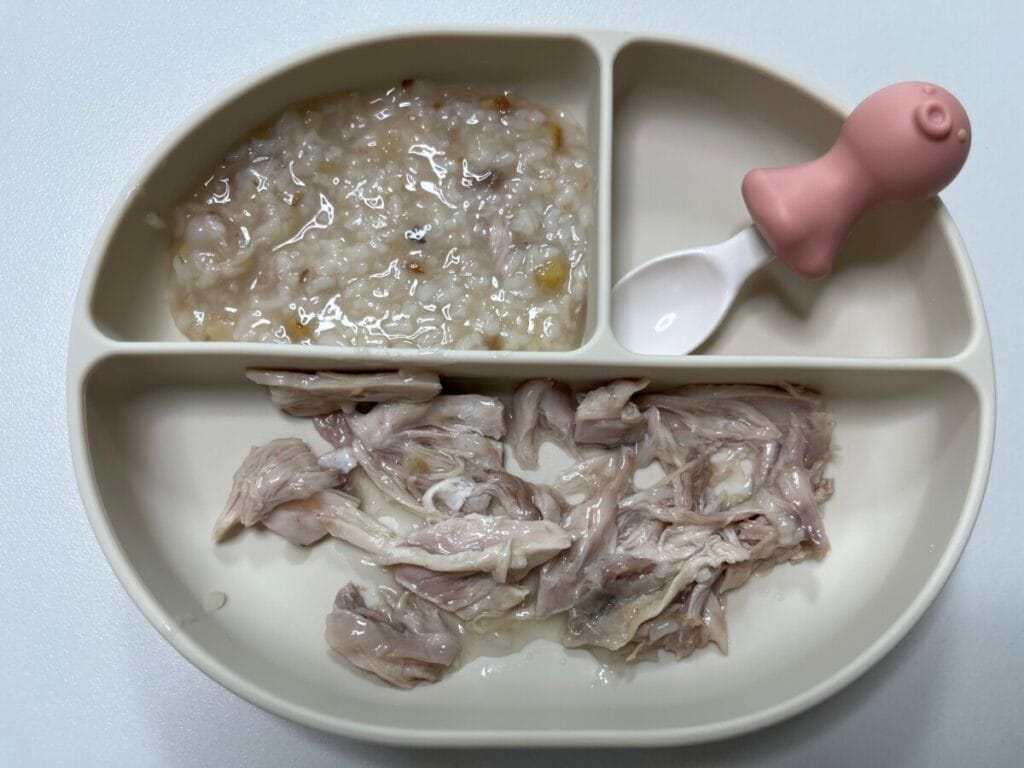 아기삼계탕 완성 후 아기 식판에 제공