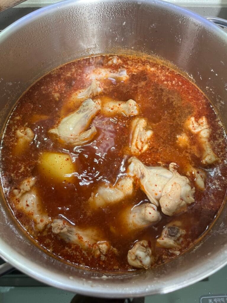 감자,고춧가루 넣고 끓여주기