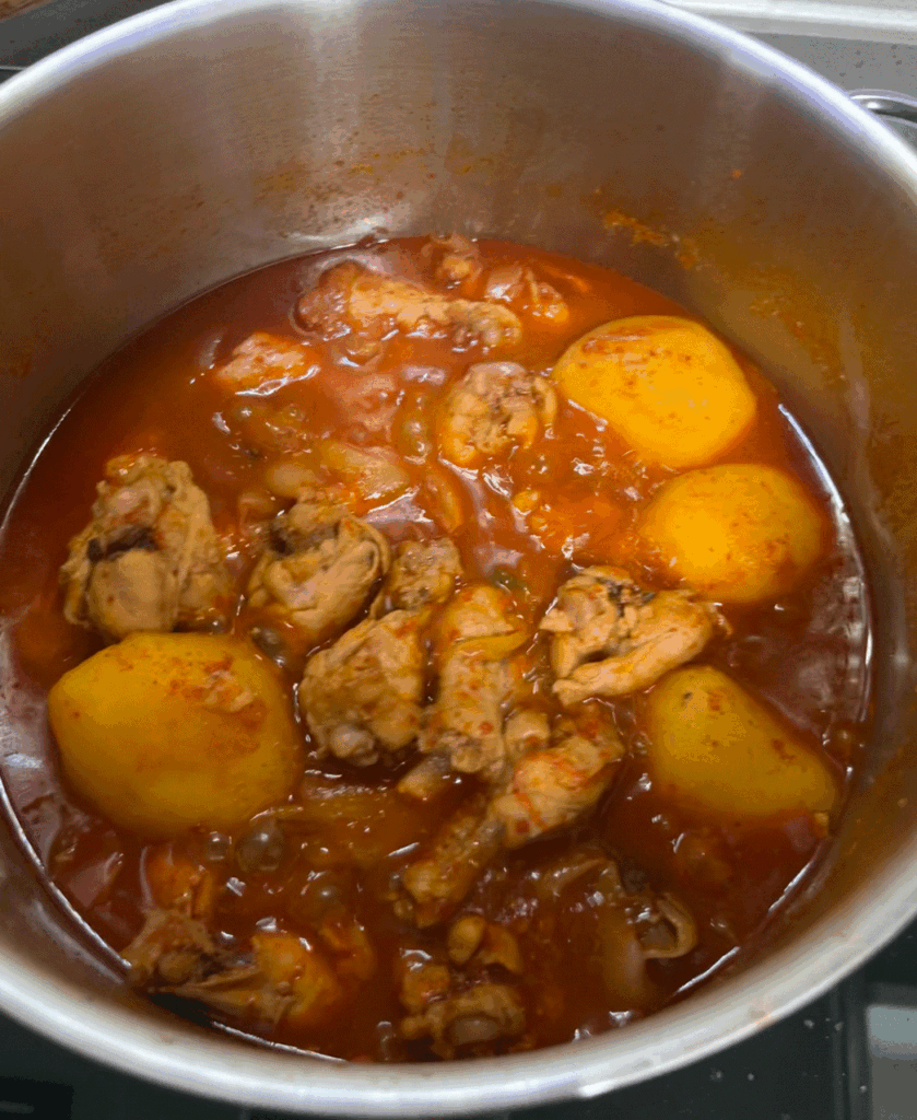 닭볶음탕 완성되어 끓이는 사진