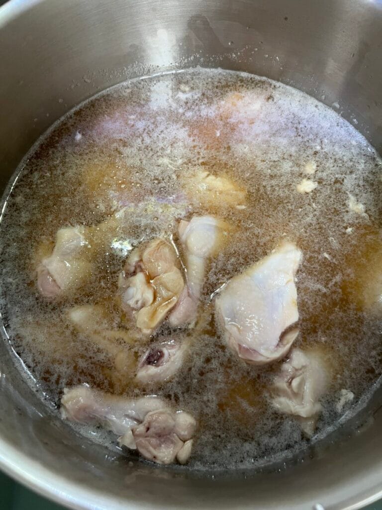 믈,설탕,간장 넣고 끓여주기