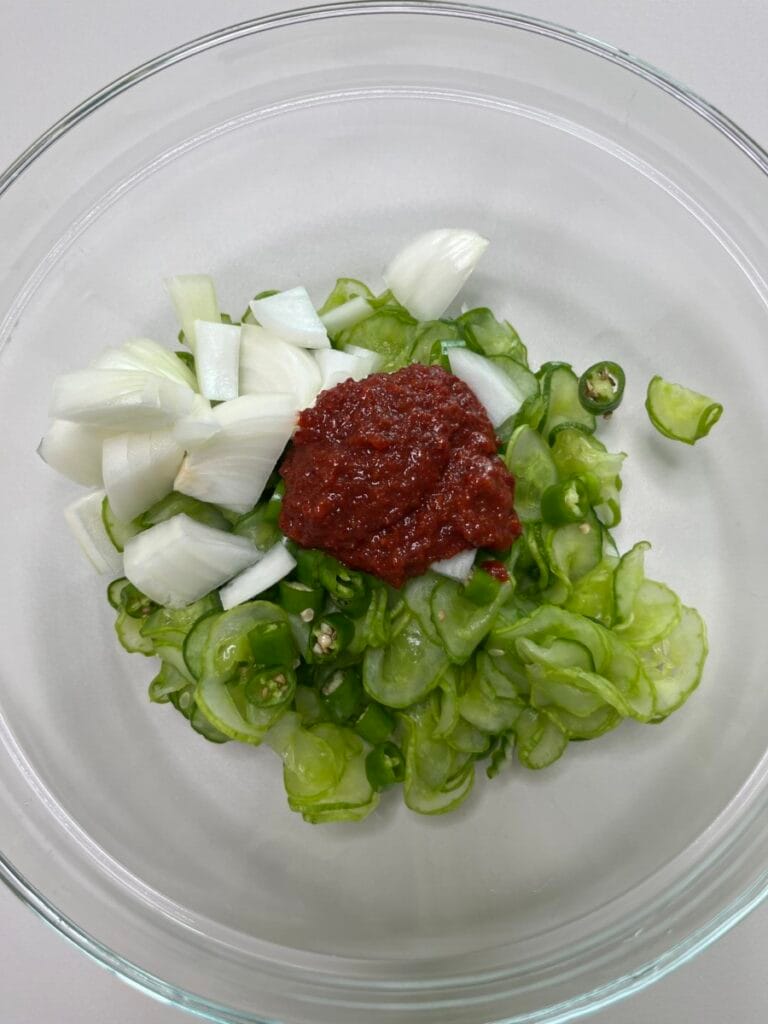 오이무침 양념장으로 무치기