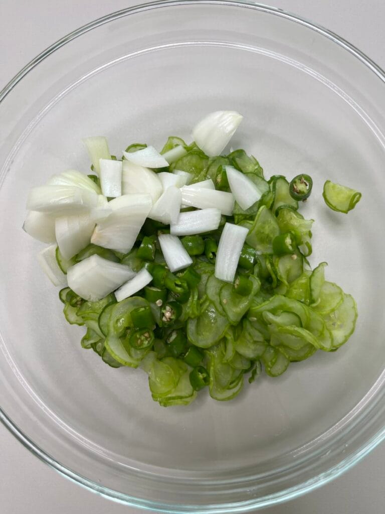 절인 오이에 양파, 오이 추가하기